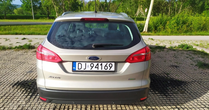 Ford Focus cena 35800 przebieg: 156800, rok produkcji 2015 z Góra małe 172